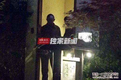 独家：姜文于小伟会面把酒言欢 姜文抽雪茄霸气